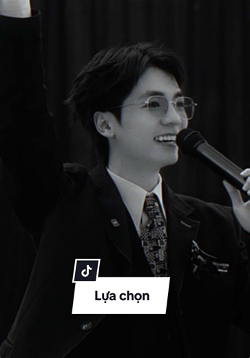 Chọn ngành học có thể sai Nhưng sống hời hợt mới là điều đáng sợ Bạn dành rất nhiều thời gian để suy nghĩ mình nên học gì Ngành nào hot ngành nào dễ kiếm tiền ngành nào ổn định Nhưng bạn lại không dành đủ thời gian để hiểu Mình là ai mình giỏi gì mình muốn trở thành người như thế nào Không có ngành nào hoàn hảo Chỉ có người làm nó trở nên có giá trị Có người học đúng ngành nhưng vẫn thất bại Và có người học trái ngành nhưng vẫn thành công Vì thứ quyết định không phải là ngành học Mà là cách bạn 