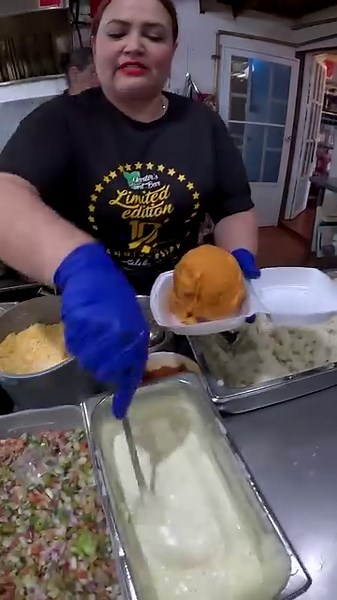 1.5M views · 21K reactions | Rellenos Volcanicos  de San Sebastian  1 Lb de Papa 浪凜 Mega Rellena Al Momento ❤️ Chorria de Queso y Pico e Gallo !! | Puerto Rico desde el Aire | Facebook