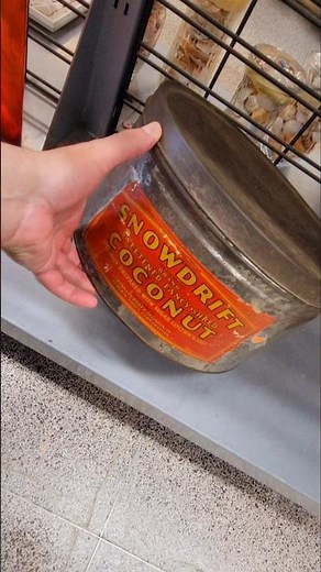 Found a cool vintage 40s, 50s, "SNOW DRIFT" Coconut tin, $15🤔