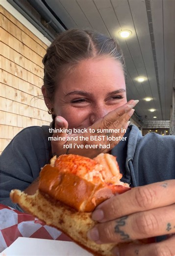Discovering the Best Lobster Roll in Bar Harbor, Maine