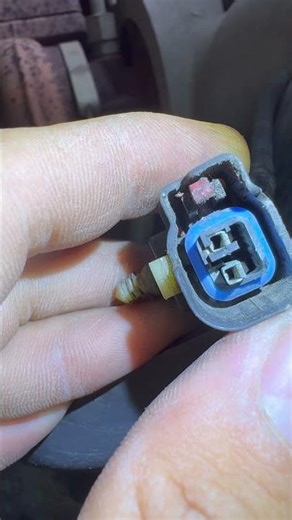 Conector de sensor ABS abierto debido a malas prácticas de diagnóstico.