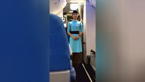 实拍飞机上的厦门航空黑丝袜空姐，颜值高