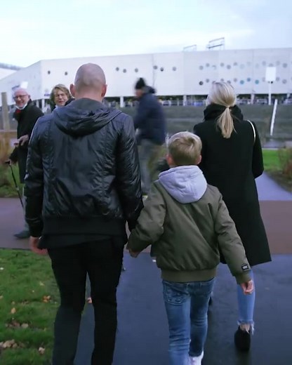 Arjen Robben tritt endgültig ab. 👋 Sein Heimatklub hat ihn bei diesem emotionalen Tag begleitet - vor allem geil, dass die komplette Familie anstatt mit dem Auto mit dem Fahrrad vorfährt. 🚲😍 (🎥: Instagram/fcgroningen) | SPOX.com