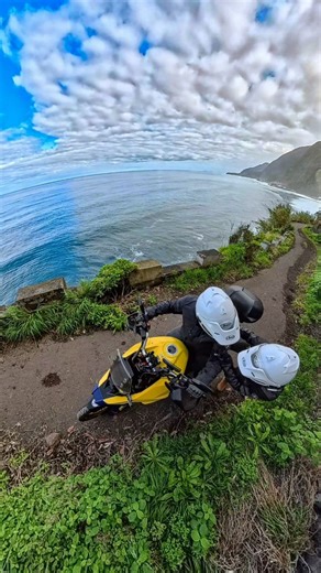 Quilómetro Infinito on Instagram: "O traçado da antiga estrada regional ER101 da Madeira está hoje em dia interrompido em muitas secções, e entregue um pouco a si mesmo. Com um inúmeras derrocadas e em vertentes instáveis. Na nossa opinião, representa o traçado por alguns dos melhores panoramas da ilha. Gostaríamos que fosse reabilitado e mantido como uma das melhores estradas costeiras do mundo. Porque tem tanto potencial para isso. Como uma engenheira geológa/geotécnica na ilha, a minha mente 