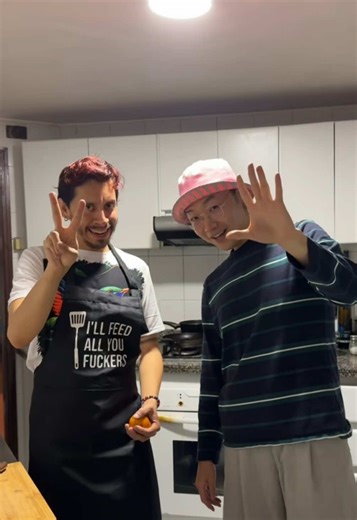Cocinamos junto a mi amigo @Shuaito Chino en su visita a Bogota. En esta primera clase hicimos una Lulada envenenada típica del valle del pacífico colombiano y aunque los estilos de contenido que creamos es sumamente diferente el propósito de enseñar y gozarse la vida se comparte, un bacan el chino querido 💫🌟 #cheflife🔪 #chef #cookfree #tiktokchef #aprendeentiktok