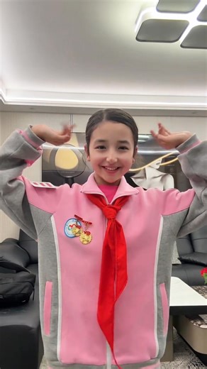 60K views · 1.9K reactions | Watch as #Xinjiang's little #dancer brings the rhythm to life! Her bright eyes shine with every happy melody. Like a flower opening in the breeze, her joyful dance feels like pure, contagious sunshine 殺. #dance | Discover Xinjiang | Facebook