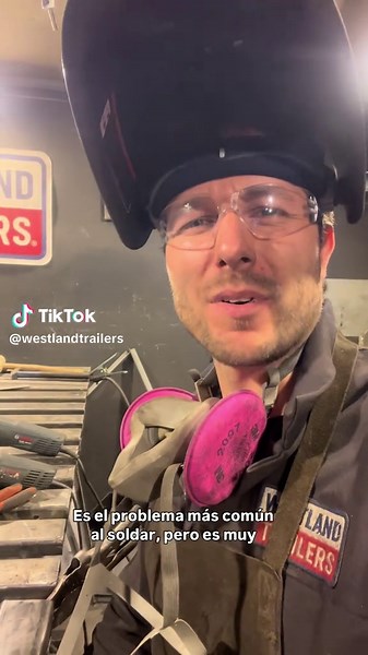 ¿Te salen chicharrones al soldar? En el video te muestro qué ajustar para olvidarte de ellos. Esta es solo una de las dudas que aparecen cuando uno parte en el oficio. En La Comunidad del Soldador de @maktotal_cl, puedes hacer tus preguntas, mostrar tus trabajos y aprender de otros soldadores que ya pasaron por lo mismo. • Únete al grupo de Facebook desde el link en el perfil de la bio de @comunidadsoldador y cuéntame en los comentarios ¿qué otro problema te complica al soldar? #soldadura #solda
