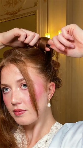 Daphne Bridgerton curly updo tutorial for a masquerade ball in England 💎Love this hairstyle #hair