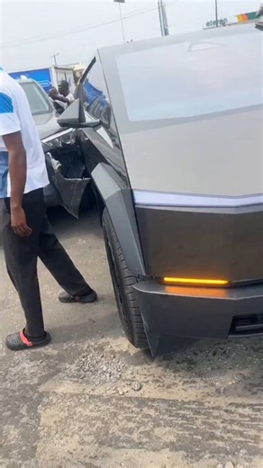 Toyota 4Runner in an accident with a Cyber Truck. Nothing happened to the Cyber Truck o. 😳😳😳