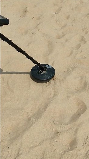 gold find with metal detector #shorts #short #youtubeshorts #viral #treasurehunting #metaldetecting