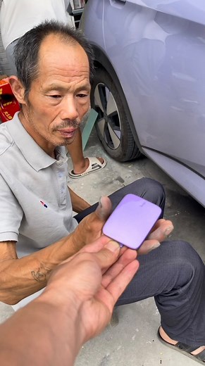 Xianyang Color-Master Veteran is a Chinese creator celebrated for his uncanny ability to match any colour with zero visible effort. He uploads clips showing him calibrating paint or adjusting hues—whether vibrant reds, metallic finishes or subtle tones—for cars and other surfaces. Artist: qingshan815 on Douyin #art #painting #artist #colors | Artists Universum