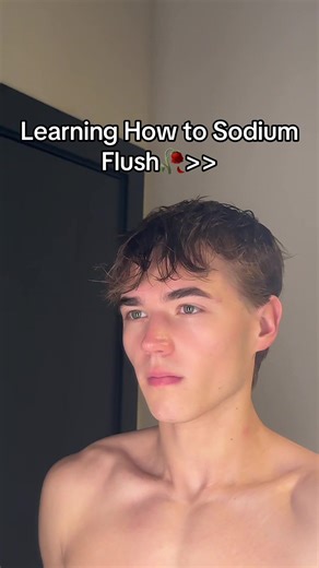 SODIUM FLUSH 🧂💧 | Fast Water Drop & Debloat Reset This works by fixing electrolytes hydration, not by cutting salt 👇 DAY 1 – SIGNAL SAFETY 💧 Drink 3–4L water 🧂 Salt every meal consistently 🥔 Add potassium foods: potatoes, bananas, spinach, avocado 🚶‍♂️ Walk 10–15 minutes 🚫 No alcohol, no ultra-processed foods DAY 2 – FLUSH 💧 4–5L water spaced evenly 🧂 Keep sodium HIGH all day 🍚 Simple foods only: rice, potatoes, lean protein 🍵 Optional dandelion or green tea 😴 Sleep 8–9 hours DAY 3 