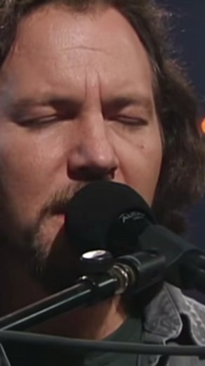 grunge? on Instagram: "Pearl Jam - Just Breathe (Live 2009) "Yeah, I don't want to hurt There's so much in this world To make me bleed Stay with me You're all I see..." Merry Christmas to y'all and :)🎄 Feliz navidad a todxs :) ✨ #grunge #postgrunge #smellslikegrunge #90s #90sgrunge #music #musica #singer #bass #drums #nirvana #pearljam #foofighters #davegrohl #kurtcobain #laynestaley #aliceinchains #soundgarden #chriscornell #eddievedder #acoustic #unplugged"