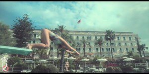 Un magico panorama, un gioco di sguardi curiosi, le lenzuola di seta del Royal Hotel Sanremo, ville d'epoca e giardini, i tavoli verdi del Casinò e le luci del The Mall tra il blu del mare. Sanremo, un sogno che è anche realtà. | Royal Hotel Sanremo