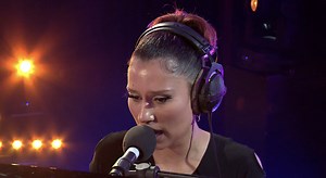 Raye Serenades Listeners with Beautiful Live "Escapism" Performance - GRM Daily