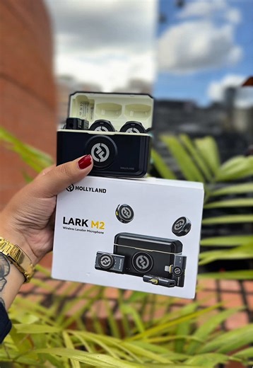 Micrófono hollyland lark M2 ¿Cansado de que el micrófono arruine tu outfit o sea más grande que tu cara? 🙄👇 Te presento al Lark M2, la revolución del audio para creadores de contenido. Ya no tienes que elegir entre estética y calidad de sonido. Lo que más me vuela la cabeza de este pequeño gigante: ✅ Invisible: Es del tamaño de un botón. Se funde con tu ropa gracias a su sistema de imanes. ✅ Inteligente: Su cancelación de ruido elimina el tráfico o el viento, pero mantiene tu voz cristalina. ✅
