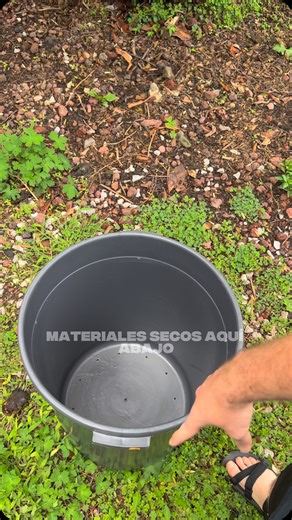 Christopher Brosse • Economía Circular | Te enseño a hacer una compostera con un recipiente grande, ojalá de plástico reciclado ♻️🥁🌎 @carrascomex ✅♻️🌏 — ♻️ Cómo hacer esta... | Instagram