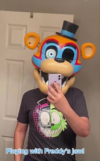 Exploring Freddy's Jaw Mechanism in Cosplay