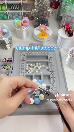 Keychain tutorial step by step😉😉😉#diybeads #diykeychain #diyphonecharm #phonechain #acrylicbead #diyphonechain #diytutorial #diy