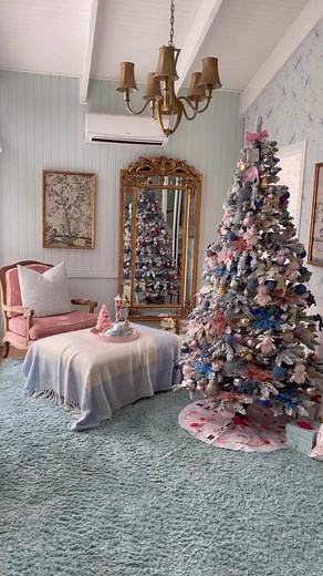 My bedroom Christmas tree reveal 🩷🥰 . This year I wanted to combine pink with navy blue as a contrast colour 🩷💙 . I’m so please with how the colour combo turned out 🥹, what do you guys think? Follow me @hamptonsdiaries to see more of my home styling and home renovation projects 💙 SAVE FOR LATER 🩷 ⬇️ SOURCES: Mirror @koala_living Rug @rugsdirect Wall art @tkmaxxau Christmas post light and truck ornament @stnicholaschristmascave Blue and white plaid throw @targetaus Pink armchair @earlysett