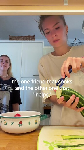 Cooking Together: The Dynamic of Kitchen Helpers