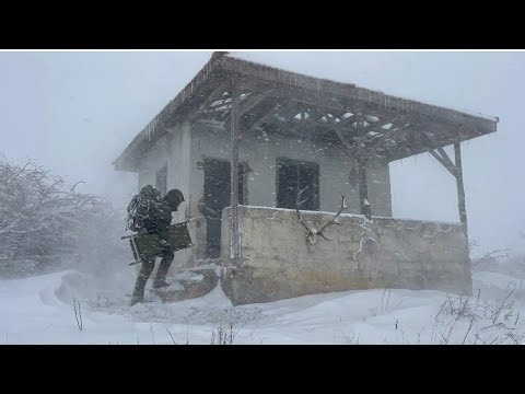 COLD Winter Night in an ABANDONET HUNTERS CABIN - I spent the night in an old cabin.