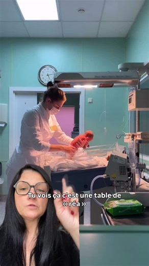 Ici, je vous montre ce qu’on appelle une table de « réa » ( réanimation) , table chauffante en salle de naissance. Cette table reçoit tous les nouveau-nés car c’est ici que se feront les premiers soins; vérification du cordon et pose de la pince, aspiration ( si besoin), test à la seringue ( œsophage estomac) , administration de vitamine K, traitement antibiotique oculaire, mensurations : taille , périmètre crânien, périmètre thoracique, prise de température, vérification de l’élimination, poses