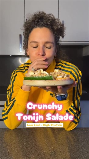 Jill | Voeding, Training & Quality Time on Instagram: "🙋🏽‍♀️ volg @mrsqualitytime als je ook van afvallen een feestje wilt maken met meer van dit soort overheerlijke meals 💃 Pohhh jongens, deze combi was so super nice! Gebakken uitjes erdoor did the trick. Ook helemaal top op schijfje komkommer op de borrelplank! Vertellll 🪩🩷 Ga jij m maken? Opzoek naar meer van dat soort Loe kcal maaltijden? Ik heb er een weekmenu vol mee! Reageer met BACKONTRACK voor meer info hierover in je DM🫶🏽"