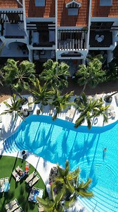 From the top, everything looks even more spectacular 🌴 pools that invite you to dive in, palm trees that whisper in the breeze, and the infinite blue of the sea as a backdrop 🌊A paradise designed to disconnect, enjoy and daydream ✨ Ready for a holiday you won't want to end? 😉///Desde lo alto, todo se ve aún más espectacular 🌴 Piscinas que invitan a zambullirse, palmeras que susurran con la brisa y el azul infinito del mar como telón de fondo 🌊Un paraíso diseñado para desconectar, disfrutar 