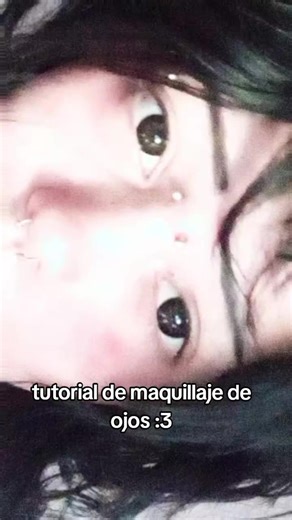 holipp! espero se entienda amikas:3 que necesitan: lentes de contacto q te agranden el ojito (los podes conseguir en once) dos pestañas postizas de no mucho volumen delineador pegamento de pestañas delineador blanco y negro en lapiz #fyp #fypシ゚viral #tutorial #maquillaje #alt