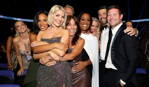 Holly Willoughby makes red carpet return at NTAs in €30k gown