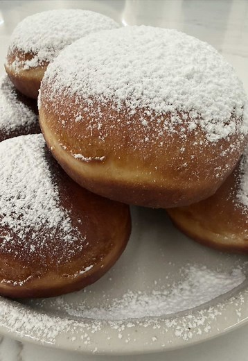 ΝΤΟΝΑΤΣ •1 κιλό αλεύρι •50 γρ μαγιά •200 γρ ζάχαρη •480 γρ γάλα •2 αυγά •100 γρ βούτυρο σε κύβους Τηγανίζουμε σε ηλιέλαιο στους 165 βαθμούς •αφήνουμε τα ντονατς να φουσκώσουν σε θερμοκρασία δωματίου για 1 ώρα !!!!!!