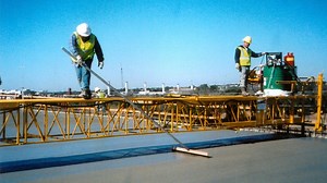 Terex Bid-Well 2418 workbridge features telescoping end segments to quickly adapt to a variety of paving widths