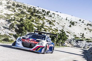 Sébastien Loeb remonte dans la Peugeot 208 Pikes Peak