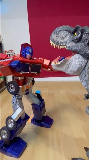 Optimus Prime vs T-Rex Colosal 🦖