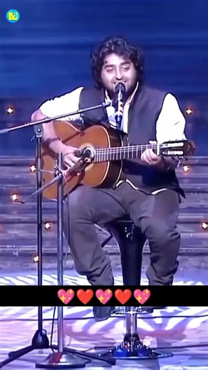 Kyuki Tum Hi Ho 💖🔥 Arijit Singh Live Singing in Concert | Lyrics M1 #tumhiho #arijitsingh #bollywood