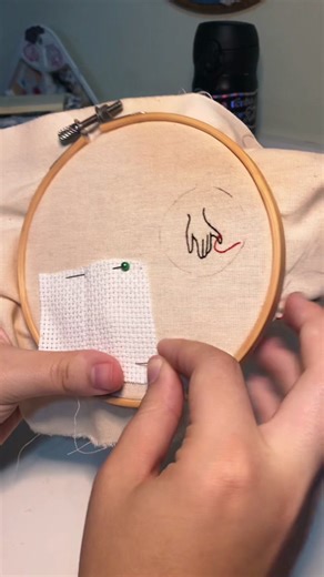 e finalmente veio aí, a próxima técnica de bordado que faltava aprender 🧵💗 #pontocruz #bordado #crosstitch #artesanato