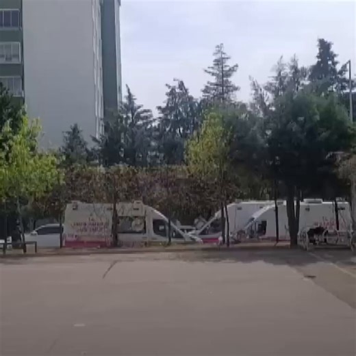 Şimdi de Kahramanmaraş’ta Ayşel Çalık Ortaokulu'nda silah sesleri duyuldu.Kahramanmaraş Valisi Ünlüler: "Okuldaki saldırıyla ilgili maalesef can kaybı var."2 gündür okullarda yaşanan bu olaylar normal değildir. Birileri operasyon çekiyor.#saldırı