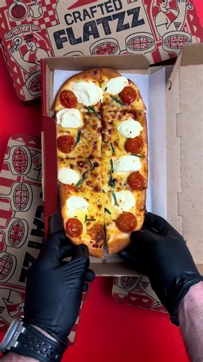 وصلت الـ Flatzz اليديدة! 🍕🔥 ٤ نكهات… كل وحدة تقول الزود عندي! 😍 سوبر سوبريم، سبايسي تشيكن رانش، تروبيكال هاوايان، وألتيميت تشيز. وكل هذا بس 1.250 د.ك! The new Flatzz are here! 🍕🔥 4 new flavors to try 😍 Super Supreme, Spicy Chicken Ranch, Tropical Hawaiian & Ultimate Cheese. All for just 1.250 KD #feedgoodtimes #craftedflatzz #pizzalover