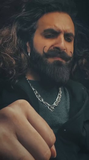 Visit this huge Jurassic World with all your favorite characters from CAMP CRETACEOUS. Meet Bumpy and her Ankylosaurus herd, or the aggressive Toro. The Gyrosphere Valley is home to many gentle herbivores like Sinoceratops or Brachiosaurus, while the lagoon houses a terrifying sea creature from earths past: Mosasaurus. Make sure to stick around until the sun sets for a truly spectacular sight: The bioluminescent Parasaurolophus, that glow magically against the striking oranges of dusk. 00:00 - P