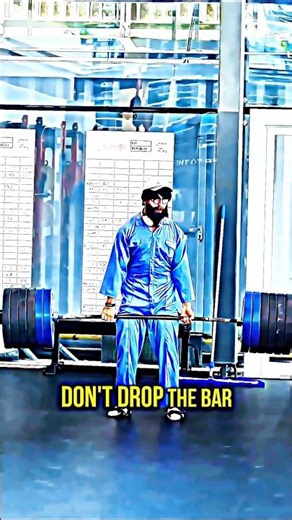 Anatoly VS Bodybuilder The CLEANER lifted with ONEHAND Gym Prank #anatolyX#fitness #gym