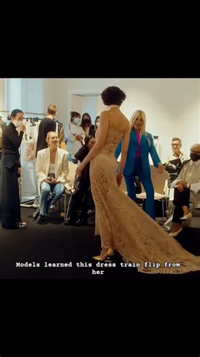 Models learned this dress-train flip from her #shalomharlow for #versace x #fendi prefall 2022