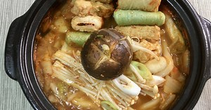 Two-legged kimchi udon. A spicy udon dish that is good for filli