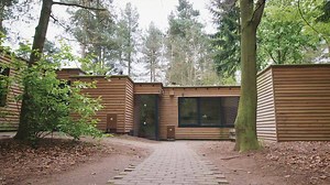 The brick barbecue stand or the log-burning fire? The flatscreen TV or the crisp white bed linen? What's your favourite feature of our classic Woodland Lodge? http://bit.ly/2BChtoS | Center Parcs UK