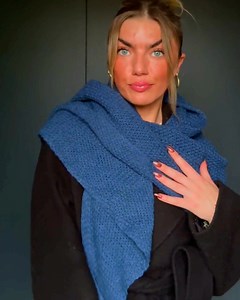 Get ready for the cold! 懶 ❄️ Het wordt kouder, tijd om warm én stijlvol de deur uit te gaan! Onze Coco Omslagdoek is dé must-have voor frisse herfstdagen en winterse ochtenden. Éen sjaal, twee looks, altijd warm. 泥✨ ✅ Zacht, warm & perfect voor koude dagen ✅ Makkelijk te stylen – twee manieren in één ✅ Morgen in huis bij bestelling voor 20:00 ✅ 9,5/10 uit 4000+ beoordelingen | Knit Factory | Facebook