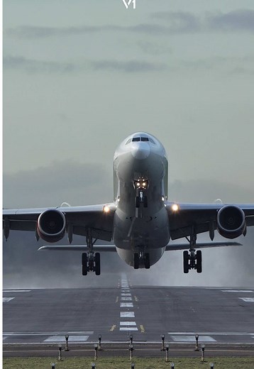 A340-600 Departure in Slow Motion: Captivating Views