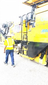 🚧👷‍♂️ ¡Seguimos trabajando por Guaynabo! El personal de Obras Públicas continúa con los trabajos de escarificado y repavimentación en las calles de la urbanización Colinas Metropolitanas, como parte de la agenda del alcalde Edward O'Neill ¡Comprometidos con el bienestar de nuestros guaynabeños! 💪🏽🏙️ | Municipio Autónomo de Guaynabo