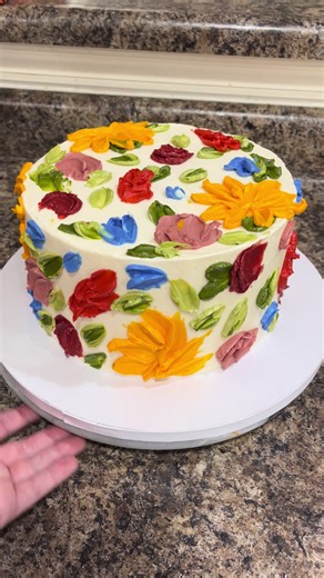 Buttercream palette painted flower cake 🖌️🎨 #cakedecorating #cake #flowers #cakes #bakersoftiktok