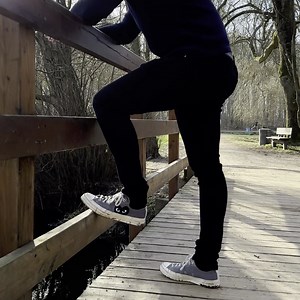 Få en komfortabel og stilig passform med våre jeans med ekstra stretch for menn 👖 Sebastian er kledd i vår Slim The Ravens, som han bærer både en aktiv hverdag og en avslappende søndag i sofaen 👏 Alle våre jeans kommer i 77 størrelseskombinasjoner - fra størrelse 3XS til 5XL og fra lengde 26 til 38 ✅ | Perfect Jeans