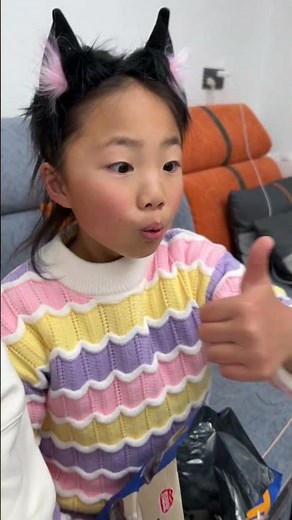 الأخت اقناع الطفل مع الإبهام سعيدة !